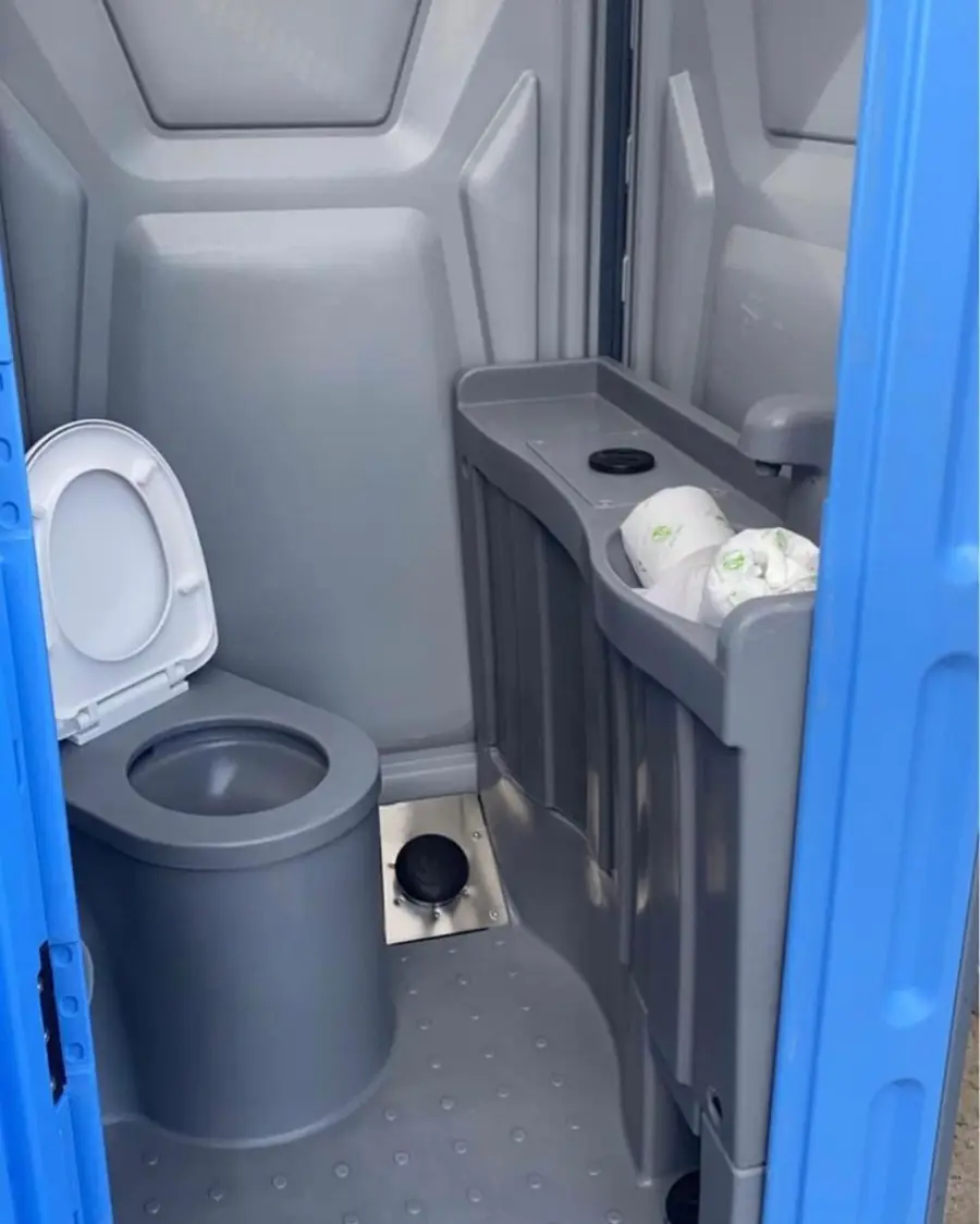 Deluxe flushing unit — PolyJohn Fleet · flush toilet + hand sink, soap, towels